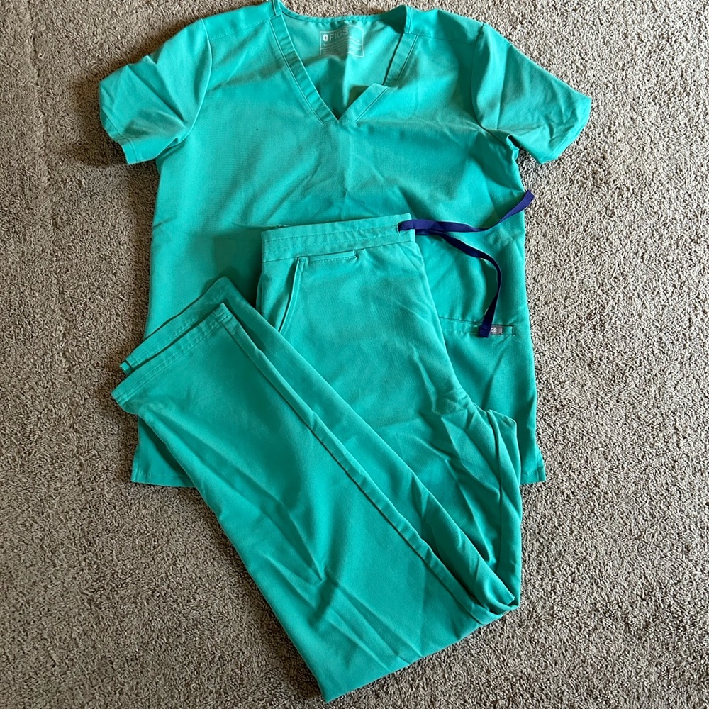 Figs surgical green scrub set